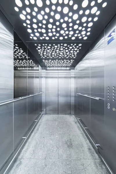 内部大规模的钢电梯 Led — 图库照片