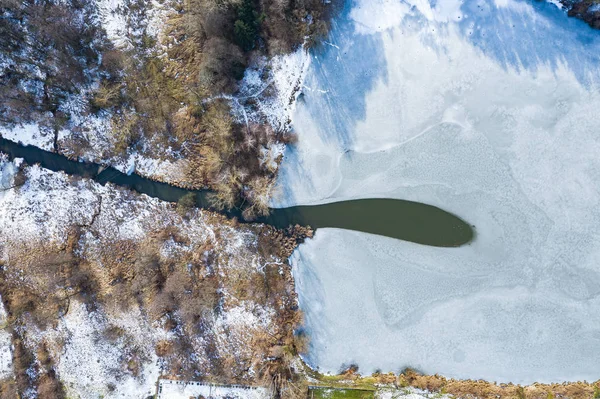 Ovanifrån Floden Flyter Den Frusna Sjön Vintertid — Stockfoto