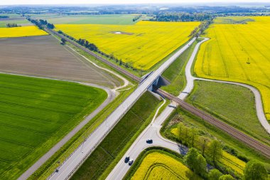 demiryolu rayları üzerinde viyadük