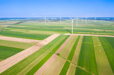 alanlar arasında rüzgar türbinleri