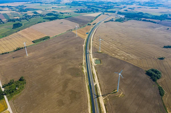 Ветряная турбина на пахотном поле — стоковое фото