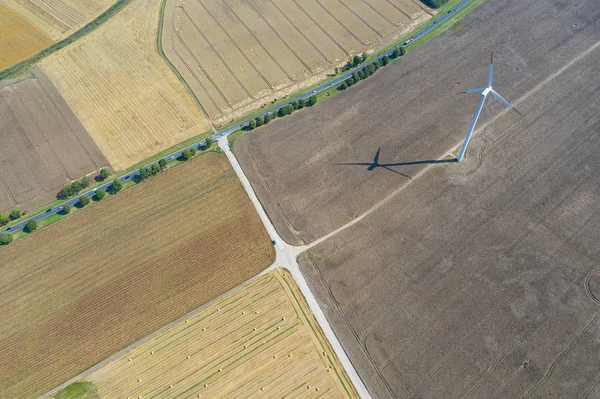 Windturbine op akker gebied — Stockfoto