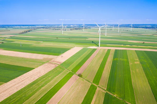 Windturbines tussen velden — Stockfoto