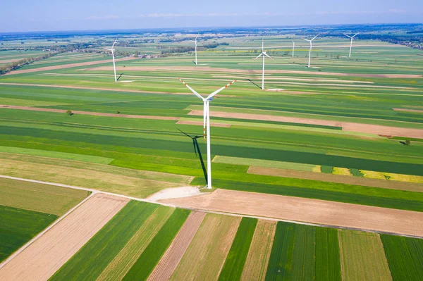 Windturbines tussen velden — Stockfoto