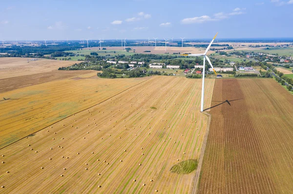 Vindkraftverk på åker fältet — Stockfoto