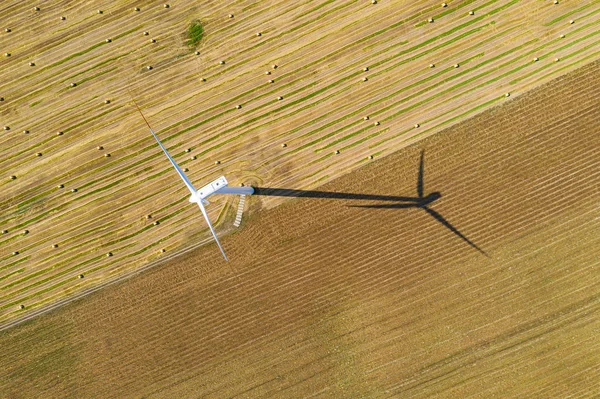 Vindkraftverk på åker fältet — Stockfoto