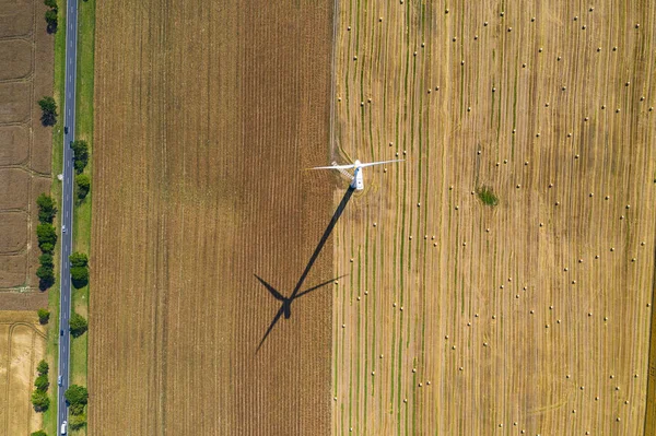 Windturbine op akker gebied — Stockfoto