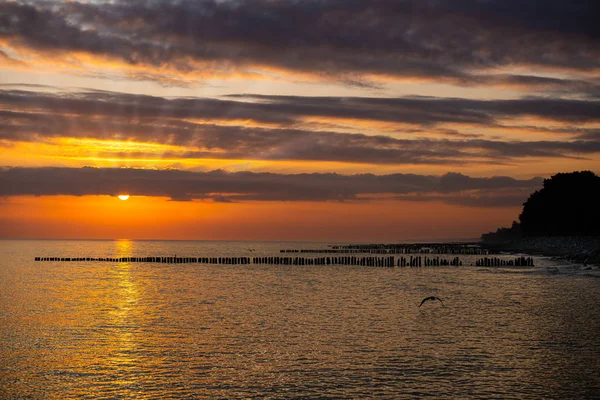 Zonsondergang aan zee Rechtenvrije Stockfoto's