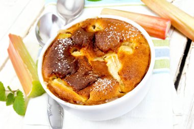 Ravent kase, nane ve ravent ve bir peçete ahşap tahta zemin üzerine kaşık sapları ile pasta clafouti