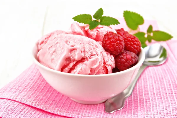 Мороженое Малиновое Ягодами Малины Мятой Белой Миске Ложка Розовом Полотенце — стоковое фото