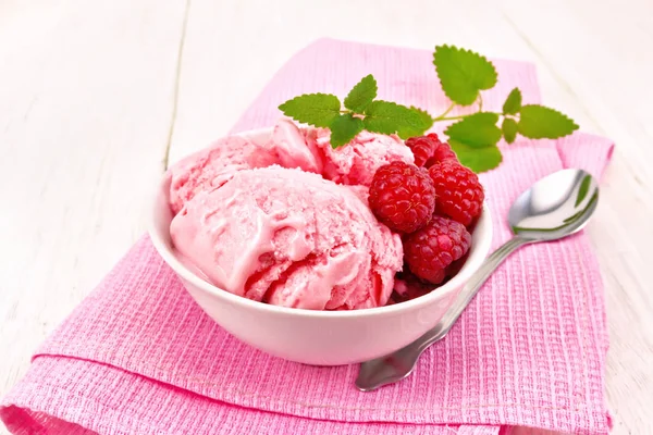 ラズベリーの果実と白いボウル 木の板の背景にピンクのタオルの上にスプーンでミントと深紅色のアイスクリーム — ストック写真