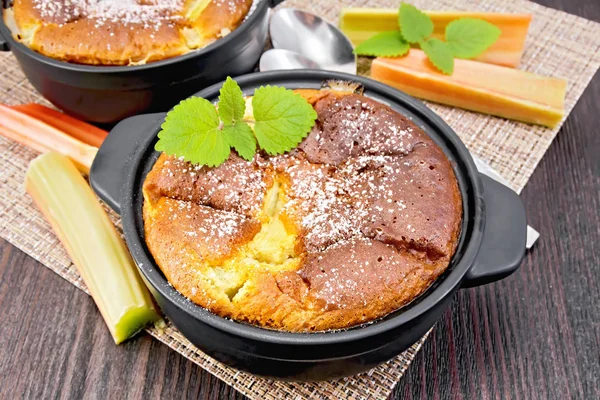 Torta Clafouti Com Ruibarbo Braseiro Preto Hortelã Ruibarbo Decorre Guardanapo — Fotografia de Stock