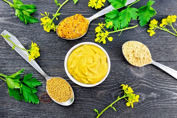 Granular Mostarda Sementes Colheres Molho Mostarda Uma Tigela Flores Amarelas — Fotografia de Stock