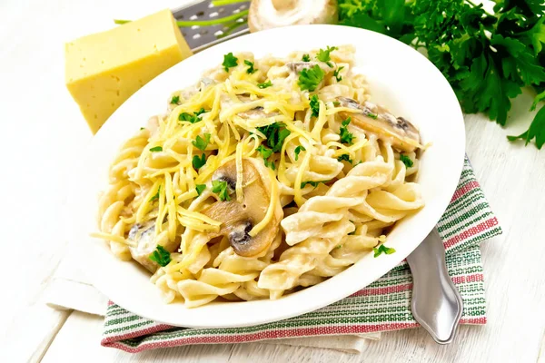 Fusilli Pasta Mit Champignons Cremiger Sauce Petersilie Und Geriebenem Käse — Stockfoto