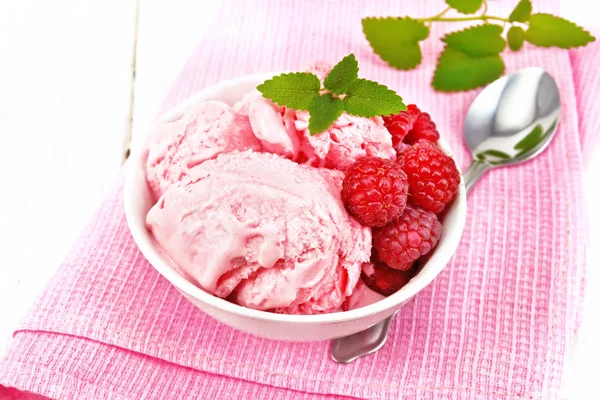 ラズベリーの果実と白いボウル 木の板の背景にピンクのナプキンにスプーンでミントと深紅色のアイスクリーム — ストック写真