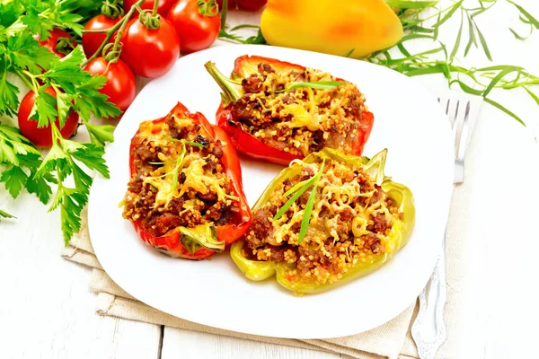 Pepper Doce Recheado Com Carne Picada Cuscuz Queijo Prato Branco — Fotografia de Stock