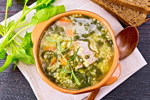 Schweinerippensuppe Mit Couscous Und Spinat Einer Tonschüssel Auf Serviette Brot — Stockfoto