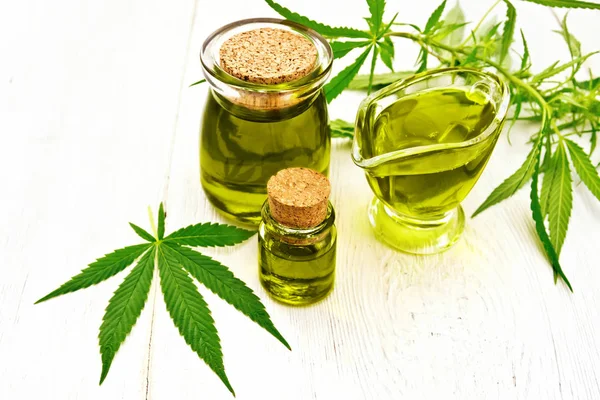 Aceite Cáñamo Dos Frascos Vidrio Bote Salsas Hojas Tallos Cannabis — Foto de Stock