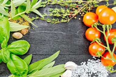 Kokulu yaprakları, adaçayı, fesleğen ve kekik, tuz, küçük Hindistan cevizi ve sarımsak, hardal tohumu, bezelye ve domates ahşap Komiteler arka plan üzerinde çerçeve