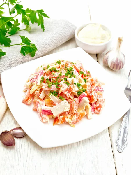 Sallad Med Krabba Pinnar Ost Vitlök Och Tomater Fylld Med — Stockfoto