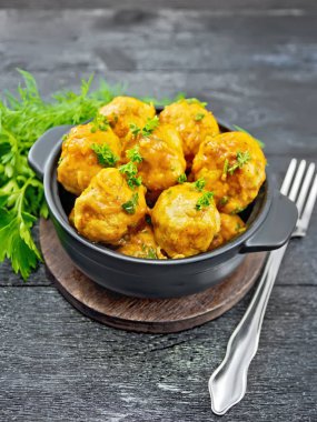 Maydanozlu, dereotlu, ahşap zemin çatallı domates soslu köfteler.