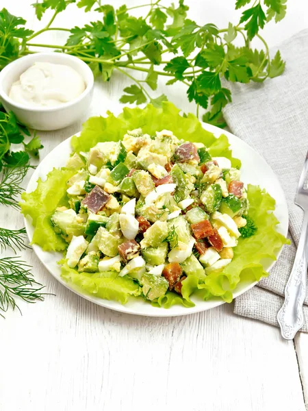 Salade Van Zalm Komkommer Eieren Avocado Met Mayonaise Sla Bladeren — Stockfoto