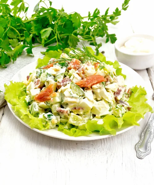 Sallad Från Lax Gurka Ägg Och Avokado Klädd Med Majonnäs — Stockfoto