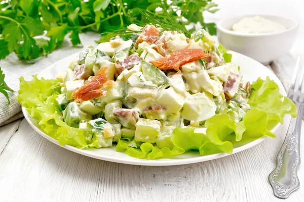 Sallad Från Lax Gurka Ägg Och Avokado Klädd Med Majonnäs — Stockfoto