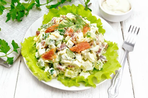 Salade Van Zalm Komkommer Eieren Avocado Gekleed Met Mayonaise Sla — Stockfoto
