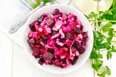 Salata salata turşusu ile veya lahana, patates, pancar ve soğan, bitkisel yağ bir kase, peçete, yukarıdan bir ahşap tahta zemin üzerine maydanoz ile terbiyeli