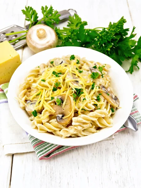 Fusilli Pasta Mit Champignons Cremiger Sauce Petersilie Und Geriebenem Käse — Stockfoto