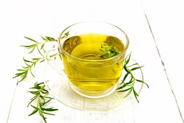 Ahşap tahta adam üzerinde bir daire ile bir fincan biberiye bitki çayı