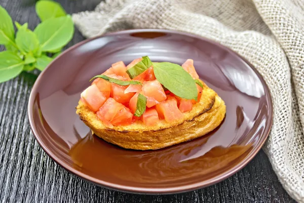 Bruschetta Com Tomates Manjericão Uma Placa Guardanapo Fundo Madeira Bordo — Fotografia de Stock