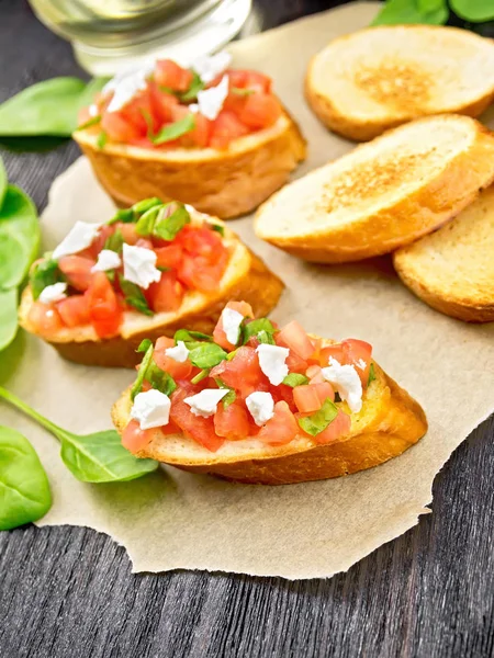 Bruschetta Rajčaty Špenátem Měkkým Sýrem Pergamenu Česnekem Rostlinným Olejem Karafě — Stock fotografie