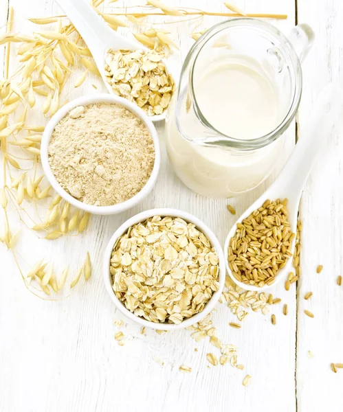 Fiocchi Avena Farina Ciotole Grano Cucchiaio Latte Farina Avena Una — Foto Stock