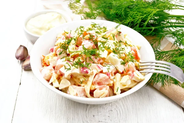 Salade Van Krab Stokken Kaas Knoflook Eieren Tomaten Gekleed Met — Stockfoto