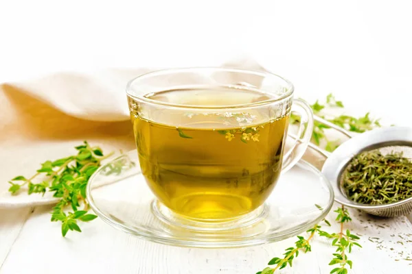 Tisane Dans Une Tasse Thym Verre Passoire Métal Avec Feuilles — Photo