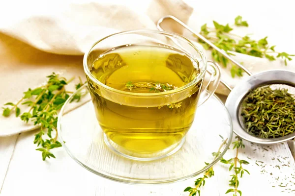 Tisane Dans Une Tasse Verre Thym Passoire Métal Avec Feuilles — Photo