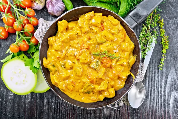 Goulash com tomate e abobrinha na panela no topo da placa preta — Fotografia de Stock