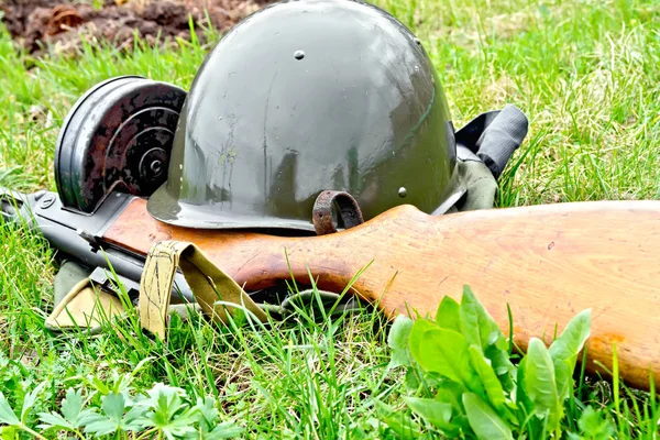 헬멧 및 잔디에 기관단총 — 스톡 사진