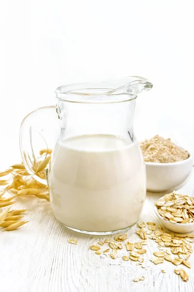 Farina d'avena al latte in brocca su bordo leggero — Foto Stock