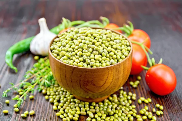 Feijão Mung em tigela com legumes e tomilho em tábua de madeira — Fotografia de Stock