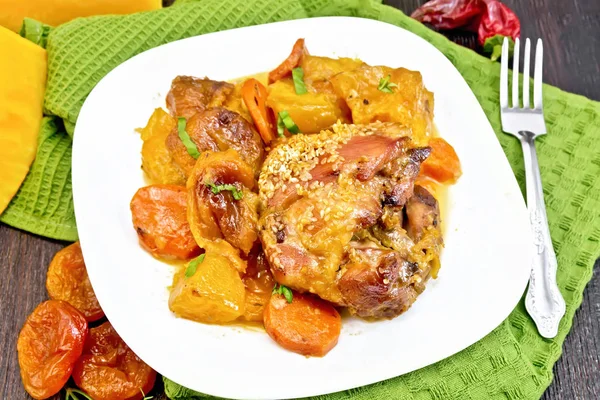 Arrosto di pollo con zucca e carote su asciugamano verde — Foto Stock