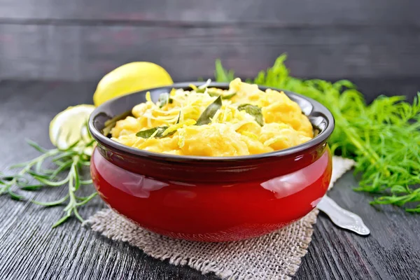 Gnocchi pumpa med citron i skål på träbord — Stockfoto