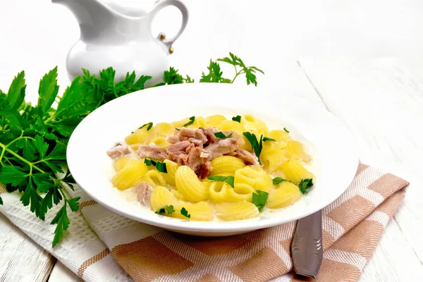 Suppe cremig von Huhn und Nudeln in Teller auf Handtuch — Stockfoto