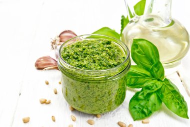 Hafif ahşap tahta üzerinde cam kavanozda Pesto