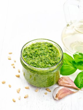 Ahşap tahta üzerinde cam kavanozda Pesto