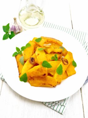 Gemide tabakta sarımsak ve nane ile Kabak