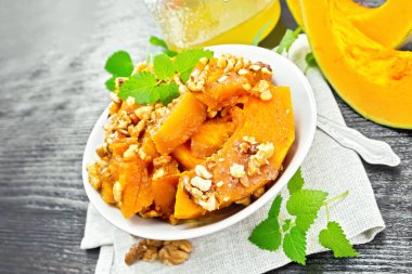 Koyu ahşap tahta üzerinde fındık ve bal ile Kabak