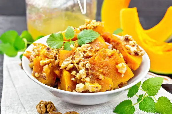 Calabaza con nueces y miel en tablero negro —  Fotos de Stock